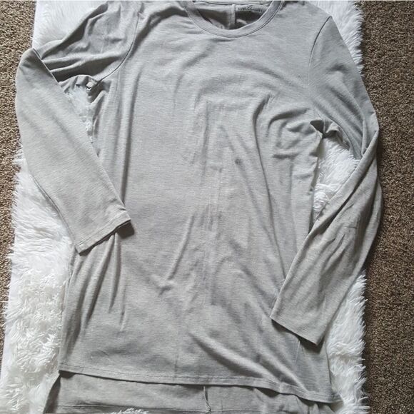 Bobbie Brooks long sleeved top with Cutout back Size Small New without tags - Picture 4 of 6